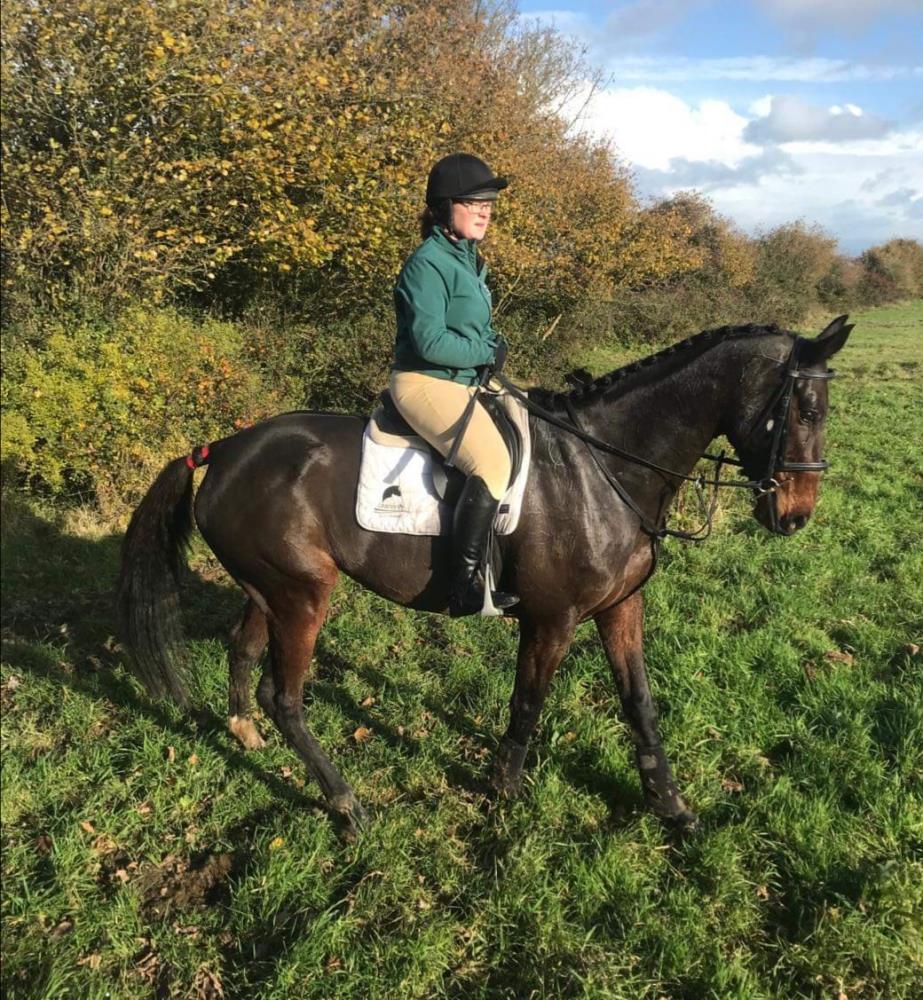 Kayleigh out hunting on Harry Topper.