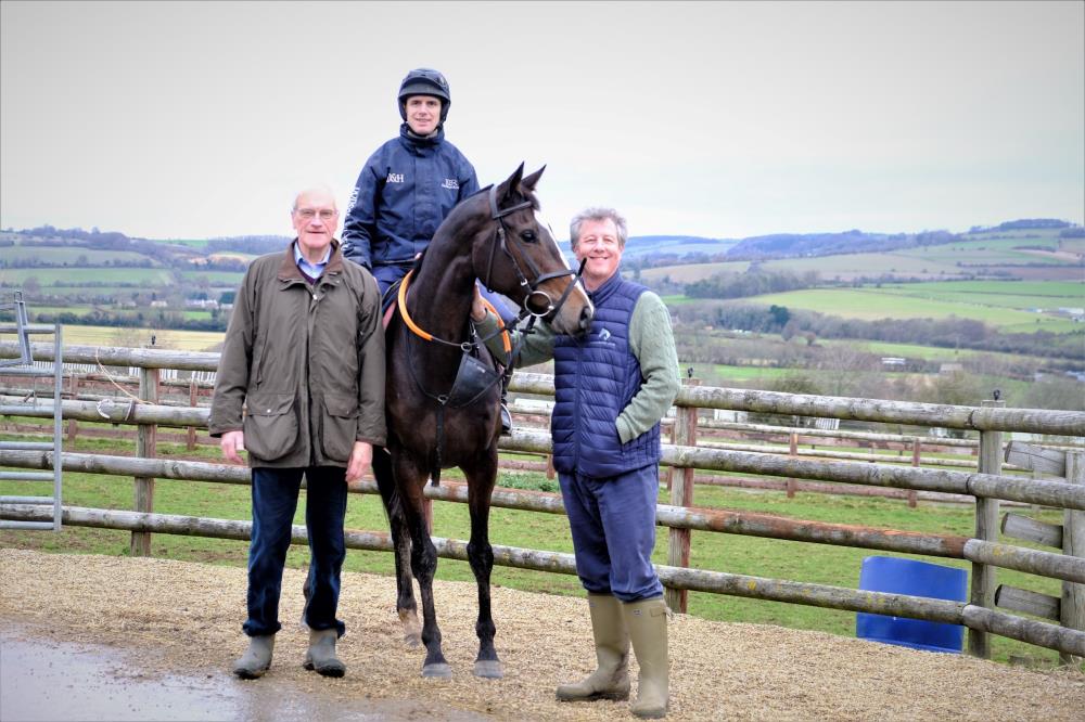 Adrian Grazebrook and Richard Farquhar with Virginia Johnson and the Turf Club horse Glancing Glory