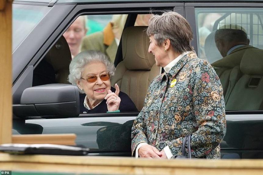 This was taken yesterday at Windsor with Hen Knight.. Caption was 'I dont care how many Gold Cups you think it will win, I'm not paying 500K for a Getaway..'