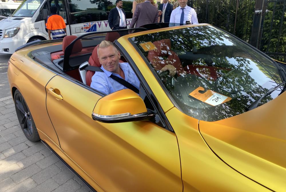 The day did not look like starting well when meeting 'orange man' in similar car!